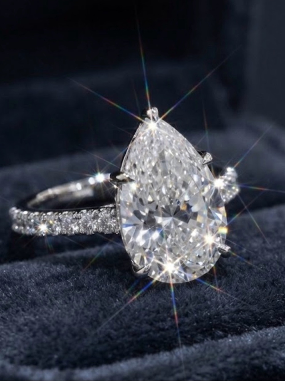 5 carat Pear with side lab diamonds Ring - on platinum setting - Picture 1 of 3